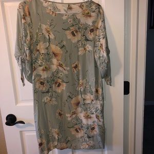 H&M size 10 floral dress with 3/4 sleeves with ties. Beautiful spring dress.